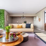 estilo-clean-tons-nude-ape-200m-souza-kaza-fotos-julia-herman-sala-estar-mesa-centro-sofa-jardim-vertical-banco